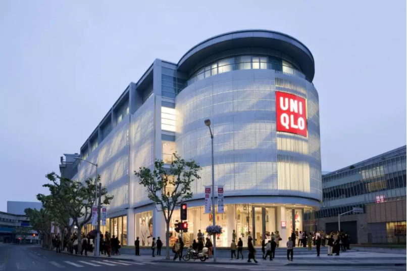 Uniqlo 成功打造 100% 全自动仓储中心，机械手臂连折衣服、包装都能做！